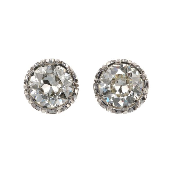 Orecchini con diamanti di vecchio taglio di ct 2.88 e 3.09, colore M, caratteristiche interne VS2, fluorescenze UV nulle