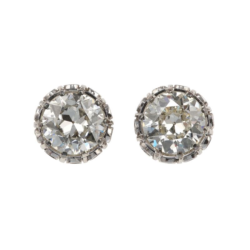 Pair of old-cut diamond weighings 2.88 and 3.09 carats and gold earrings. Gemmological Report R.A.G Torino n. DV25143 and DV25144  - Auction Fine Jewellery - Cambi Casa d'Aste