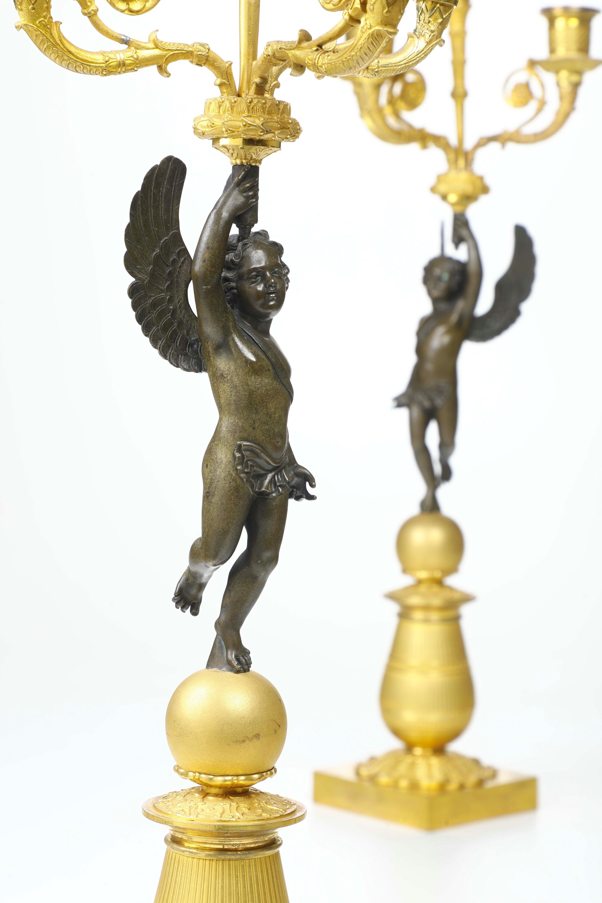 Francia, Candelabri a tre luci in bronzo dorato e bronzo patinato (inizio XIX secolo) — coppia