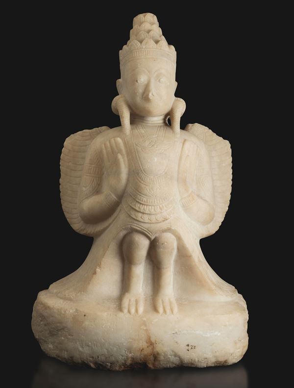 Figura di Buddha incoronato con ali e piedi di volatile in marmo, Birmania, XIX secolo