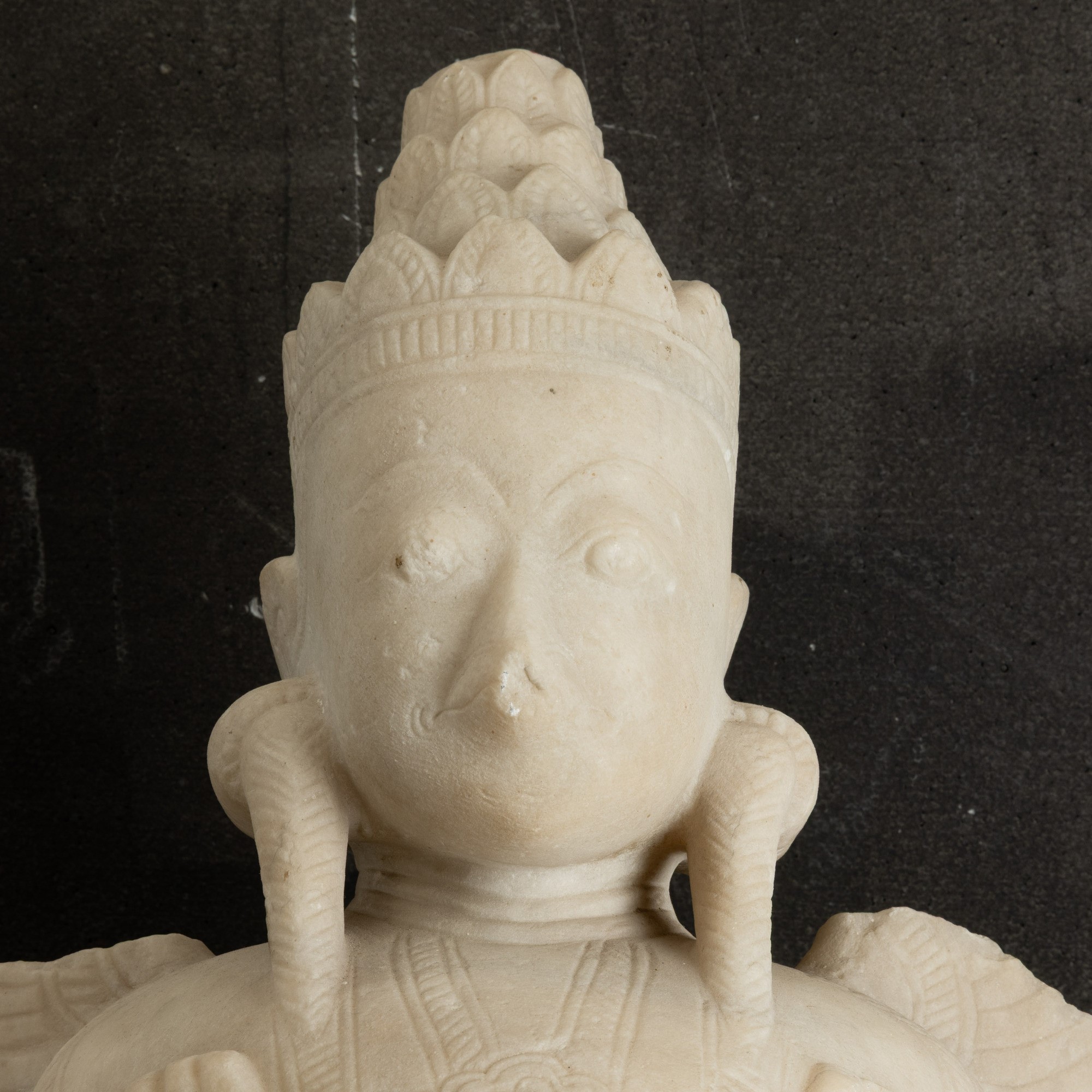 Buddha, Figura di Buddha incoronato con ali e piedi di volatile in marmo, Birmania, XIX secolo