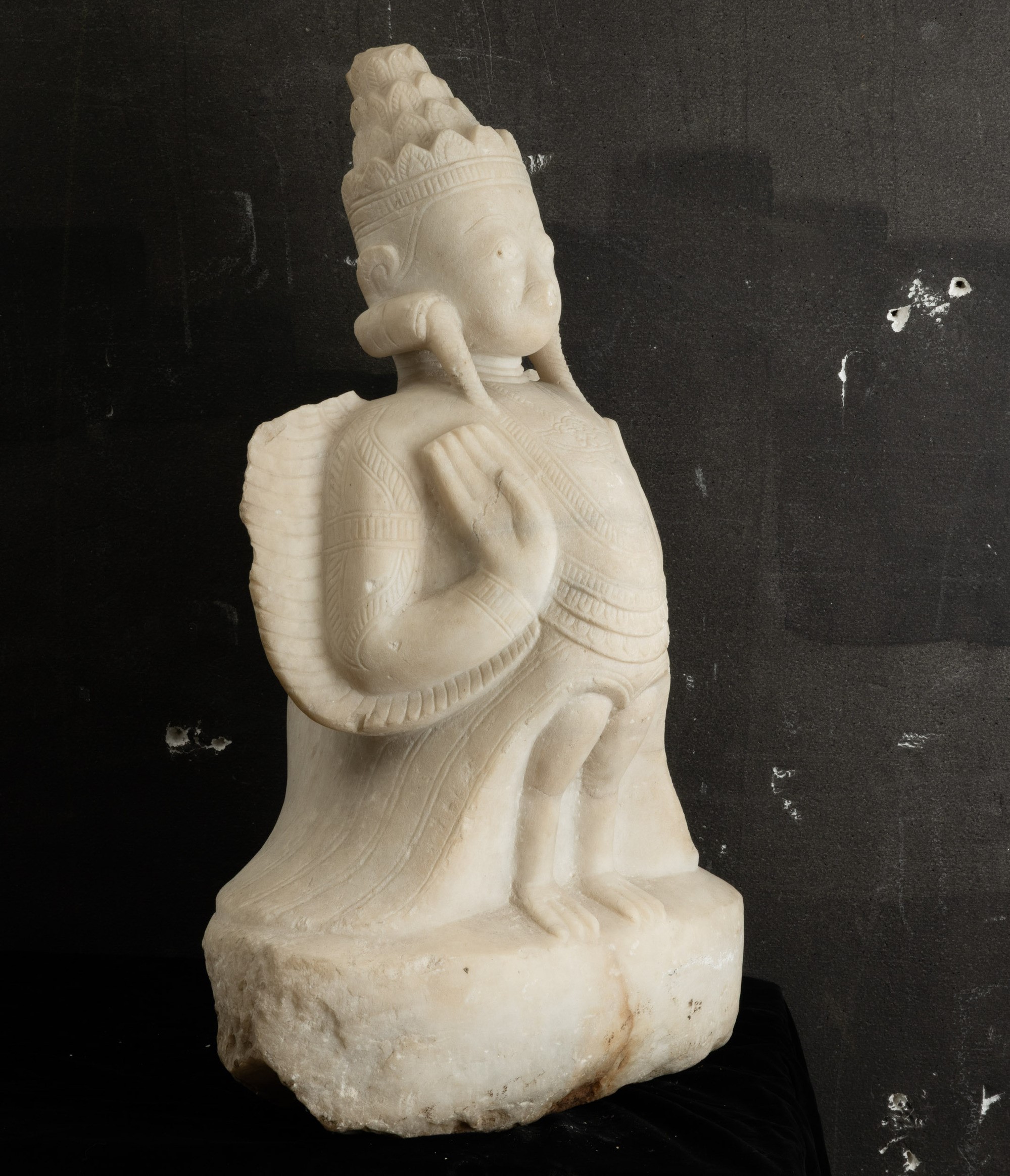 Buddha, Figura di Buddha incoronato con ali e piedi di volatile in marmo, Birmania, XIX secolo