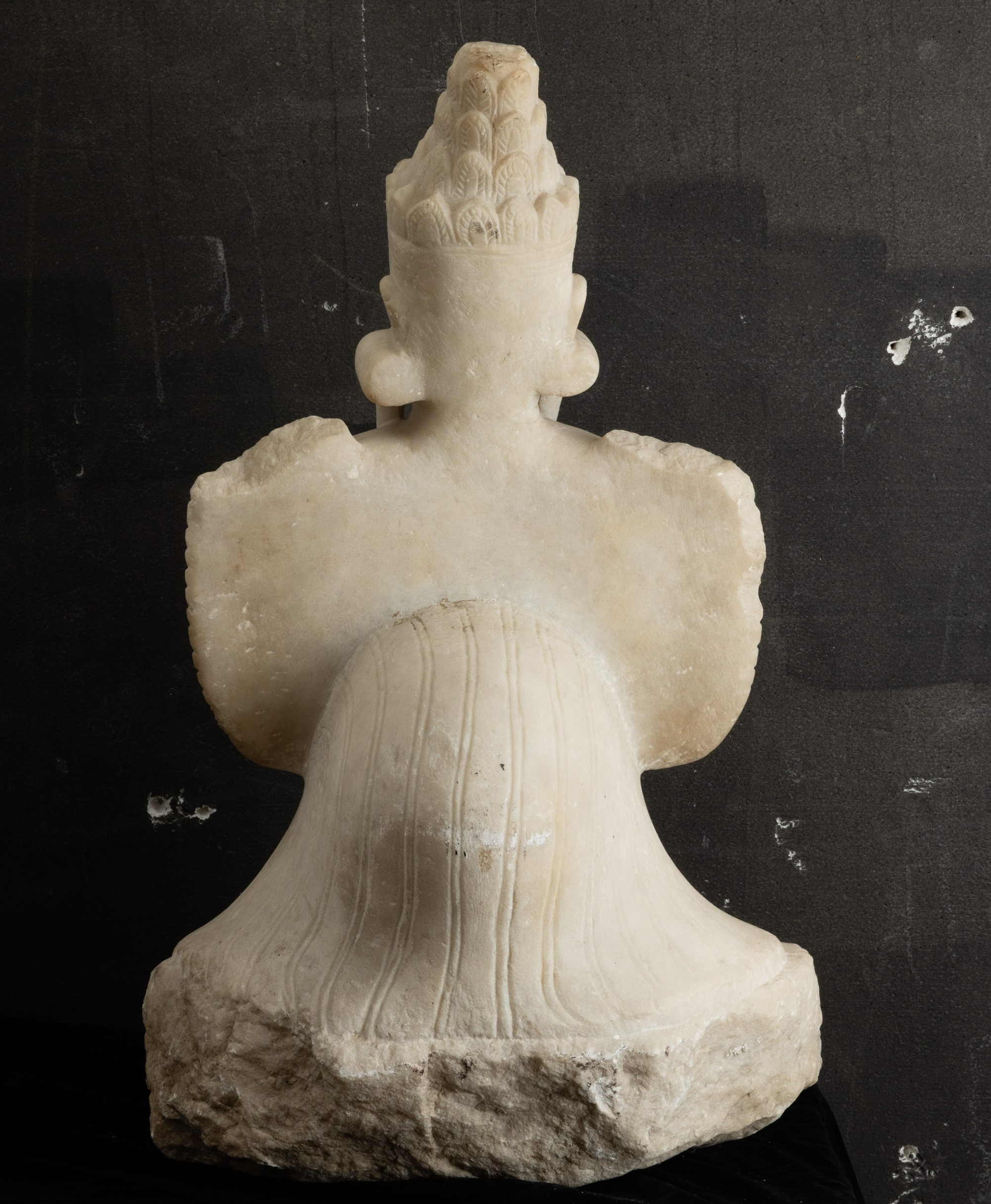 Buddha, Figura di Buddha incoronato con ali e piedi di volatile in marmo, Birmania, XIX secolo
