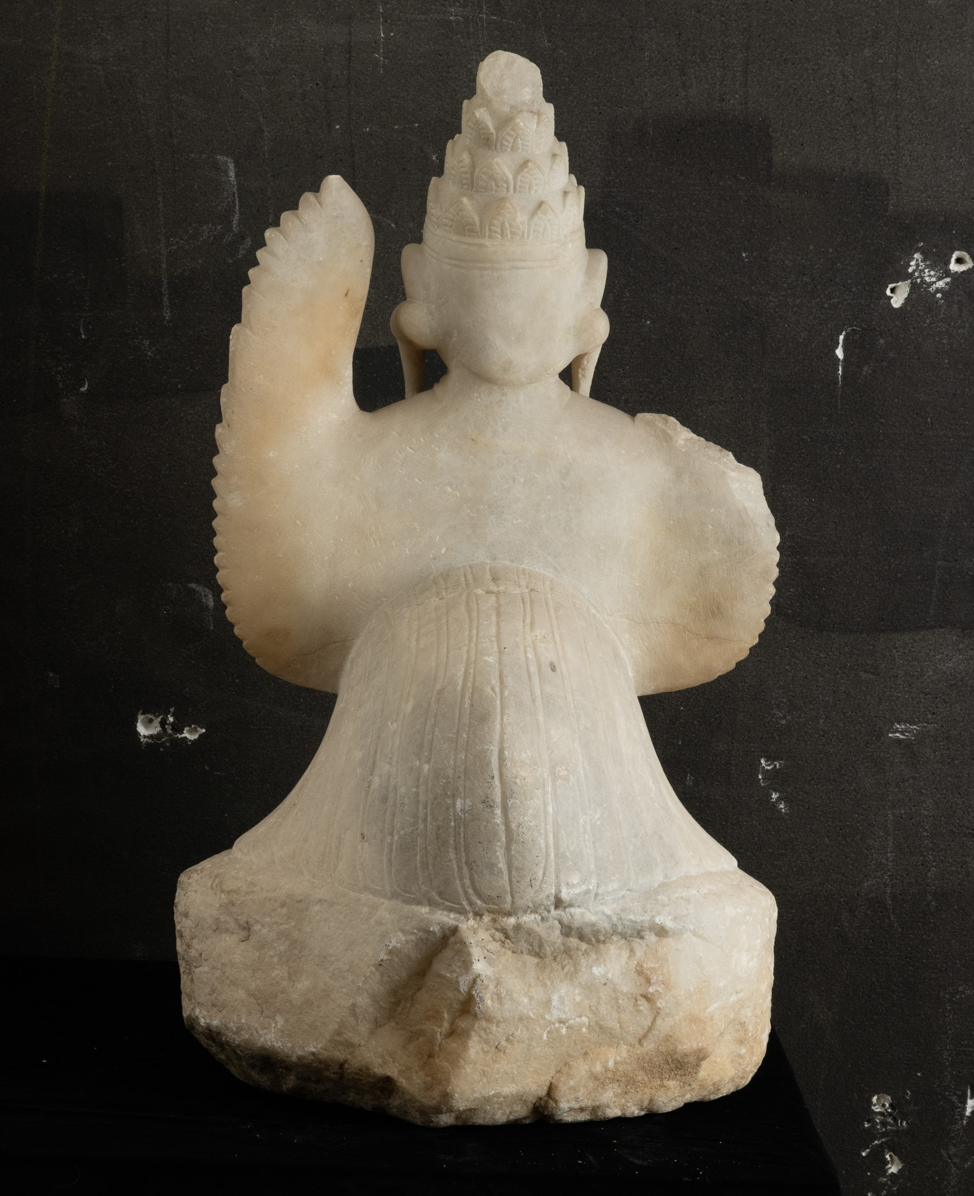 Figura di Buddha incoronato seduto, scultura in marmo, Birmania, XIX secolo