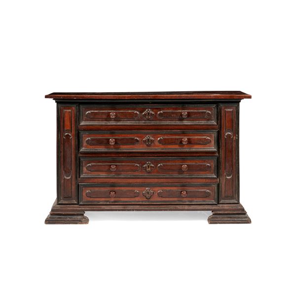 Cassettone in noce. Emilia, XVII secolo