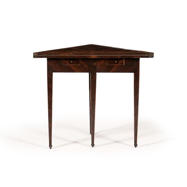 Tavolino da gioco lastronato. XIX secolo