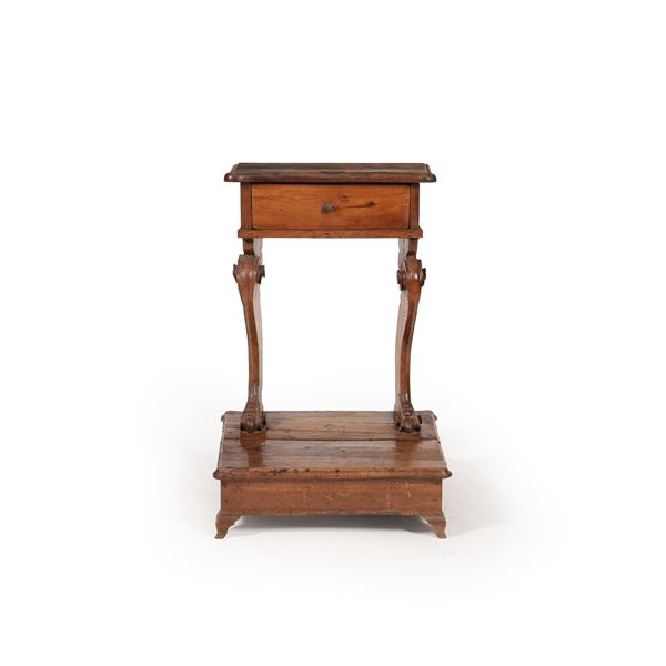 Inginocchiatoio in legno intagliato