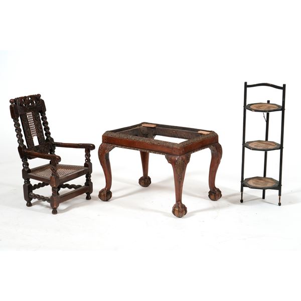 Piccola poltroncina in legno, sgabello e piccola etagere a tre ripiani