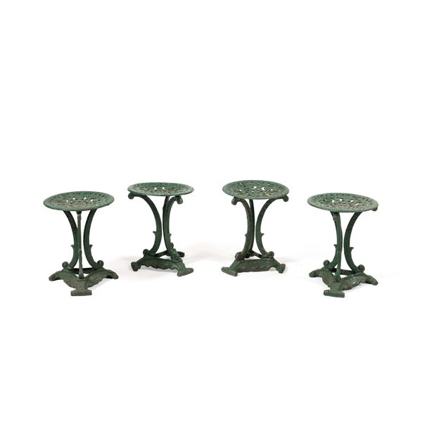 Quattro sgabelli in ghisa