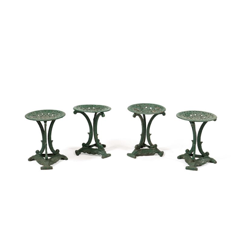 Quattro sgabelli in ghisa  - Auction Antiques - Cambi Casa d'Aste