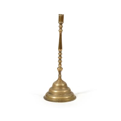 Grande candeliere in bronzo dorato, cm 25x25x64