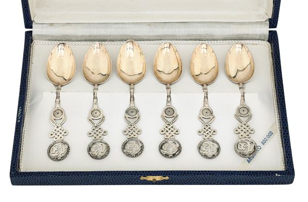 Set di sei cucchiai con simboli ben auguranti. Cina, inizio XX secolo