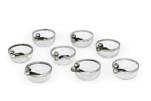 Otto ciotole con decorazione a ciliegia. Manifattura milanese del XX secolo