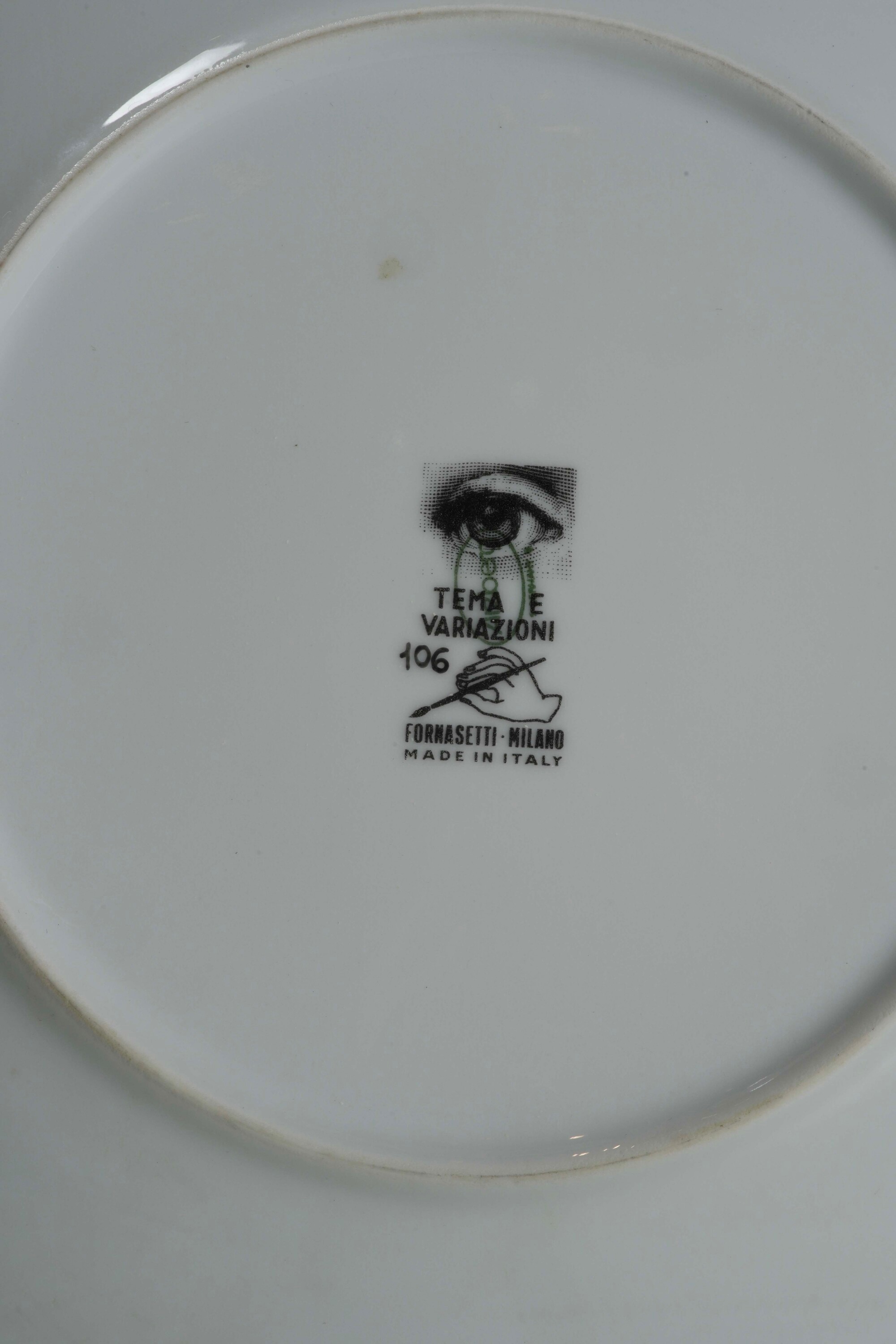 Tre Piatti “tema e Variazioni” Milano, Piero Fornasetti (1913-1988), Terzo Quarto del XX Secolo
