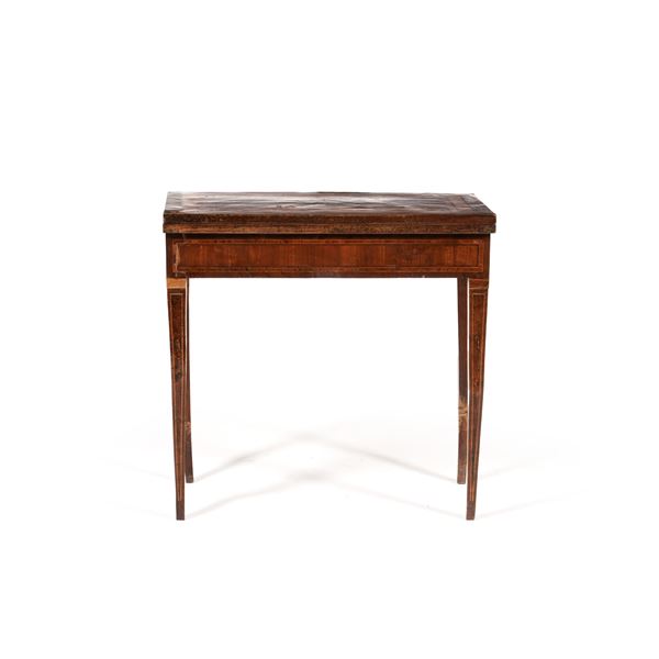 Tavolino da gioco in legno lastronato e filettato. XVIII-XIX secolo