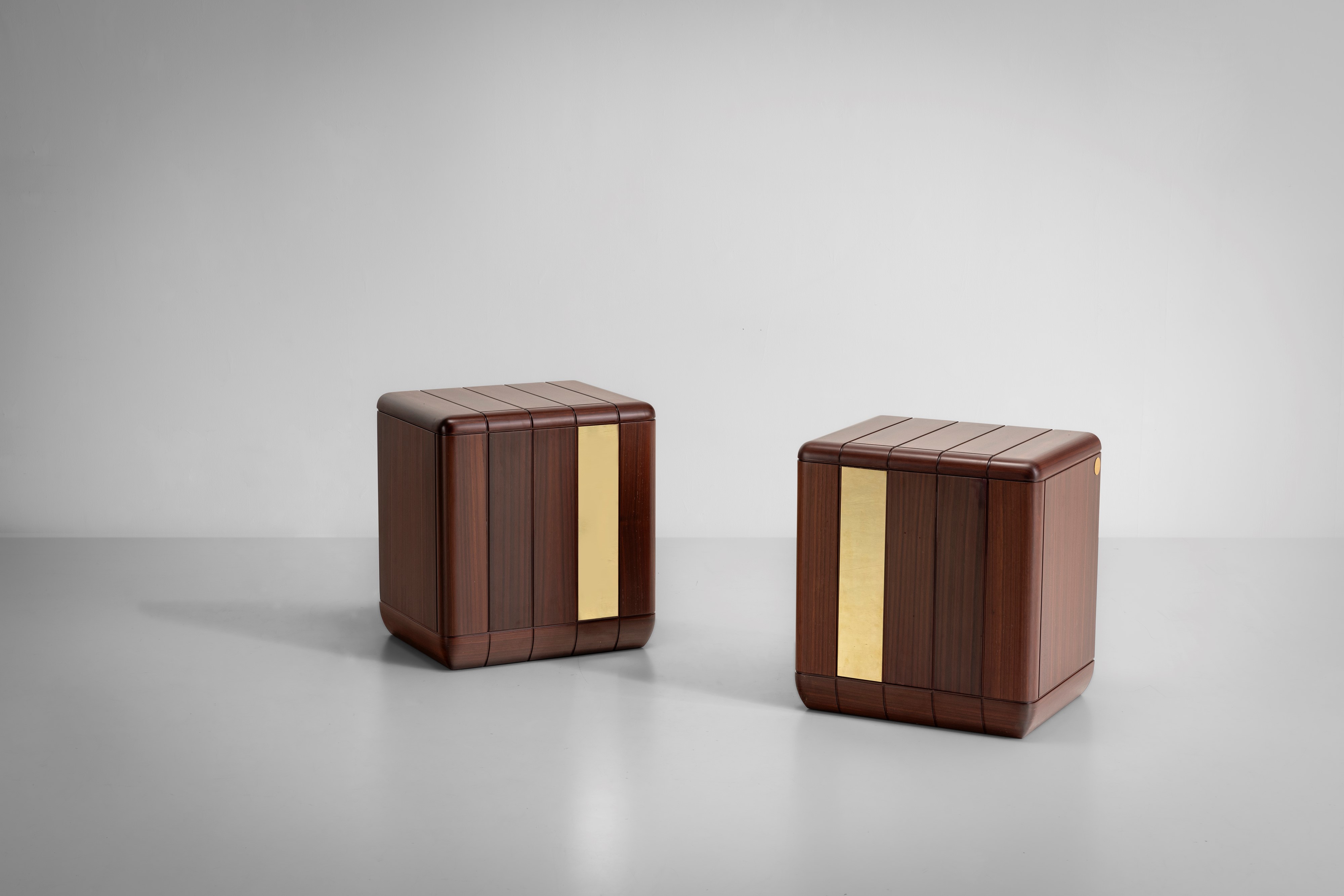 Luciano Frigerio - Coppia di comodini mod. Perla in legno e ottone