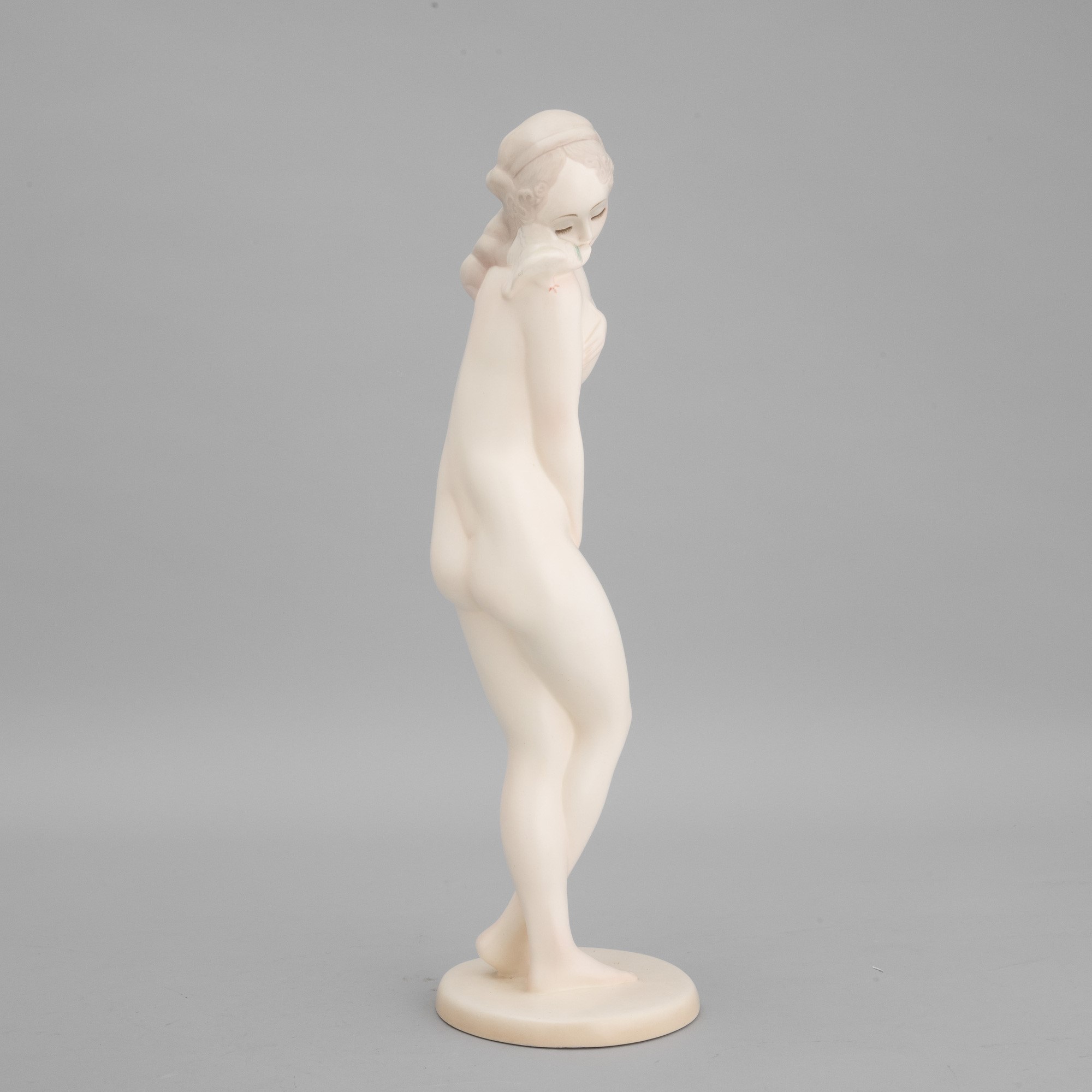 Sandro Vacchetti - Scultura di nudino con colomba in terraglia