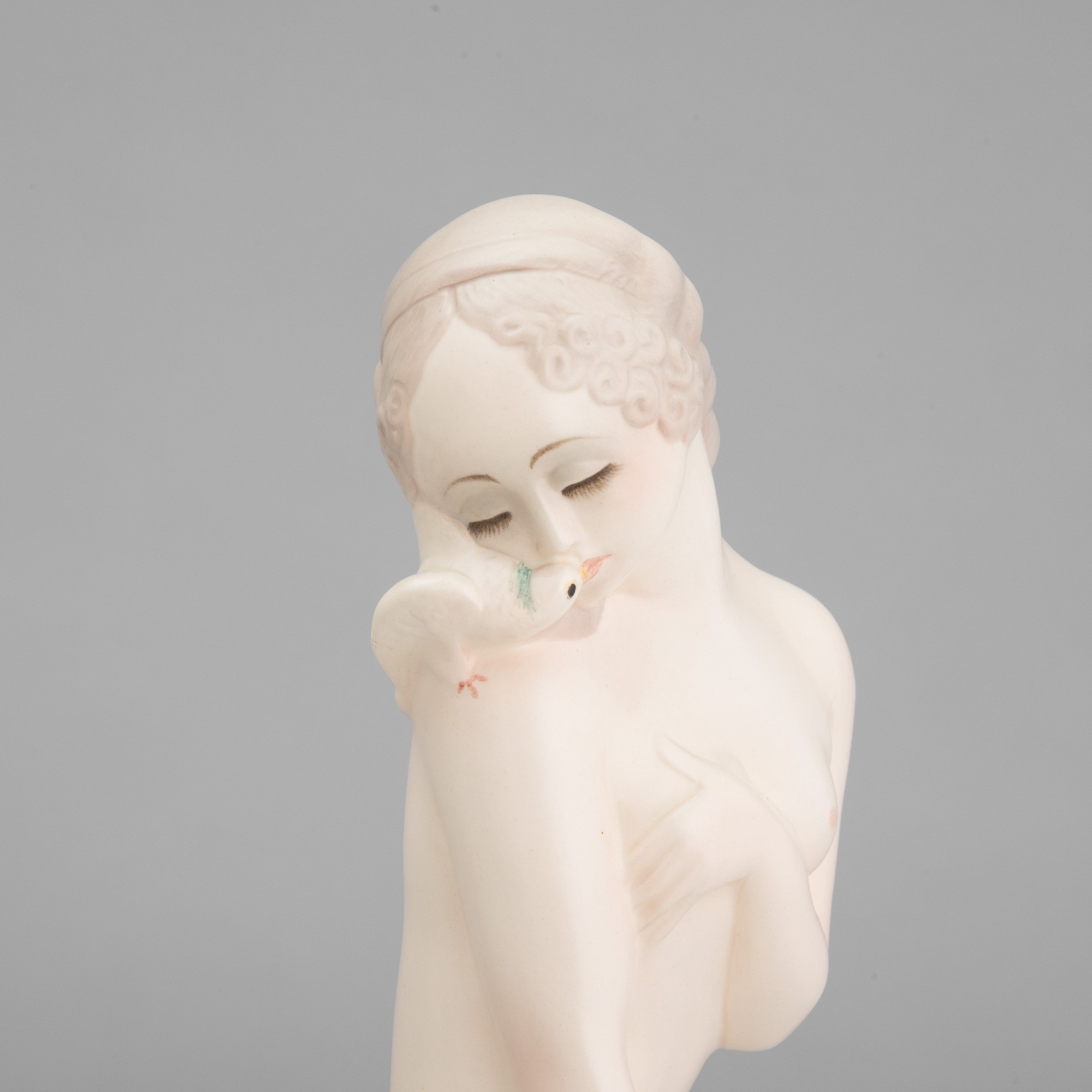 Sandro Vacchetti - Scultura di nudino con colomba in terraglia