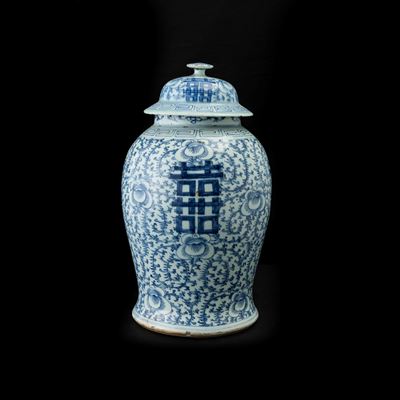 Cina, Potiche in porcellana bianca e blu con decorazioni vegetali e simbolo “Doppia felicità” (Di...