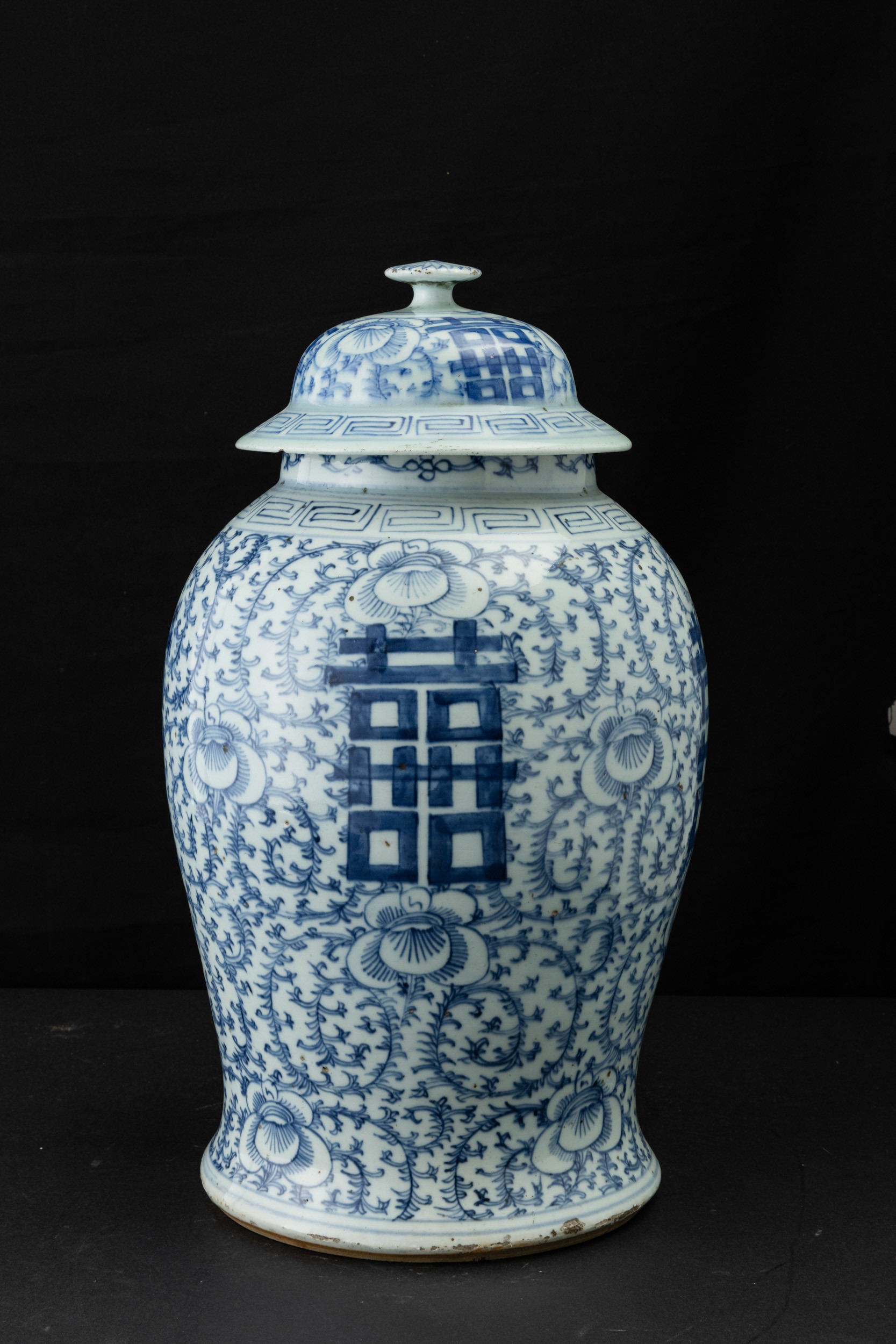 Cina, Potiche in porcellana bianca e blu con decorazioni vegetali e simbolo “Doppia felicità” (Di...