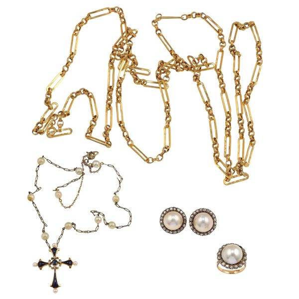 Lotto composto da una catena lunga, un girocollo con pendente con perle e smalto e una demi-parure composta da anello ed orecchini con perle mabè e rosette di diamanti