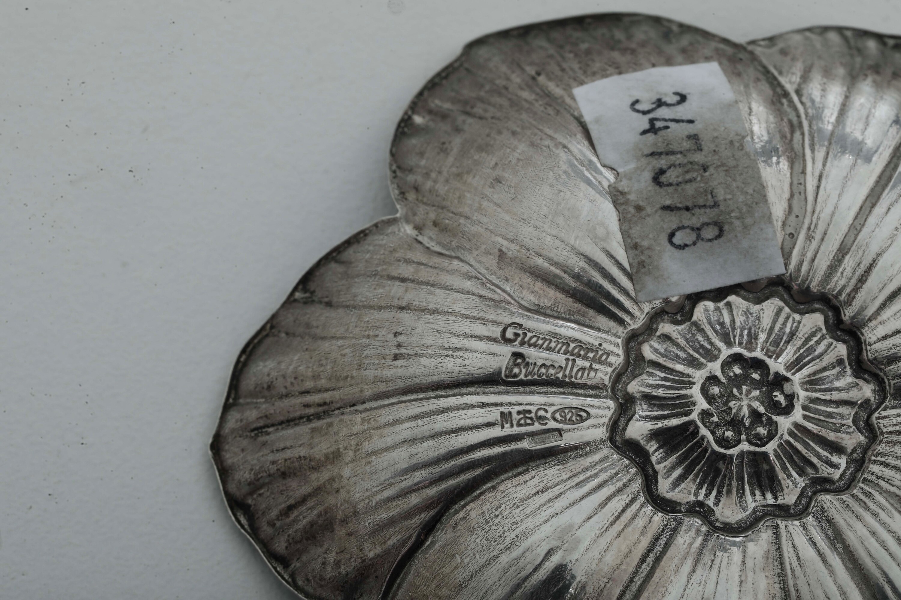 Ciotola a fiore. Argenteria italiana del XX secolo. Argentiere Calderoni, Bologna per Maison Gian...