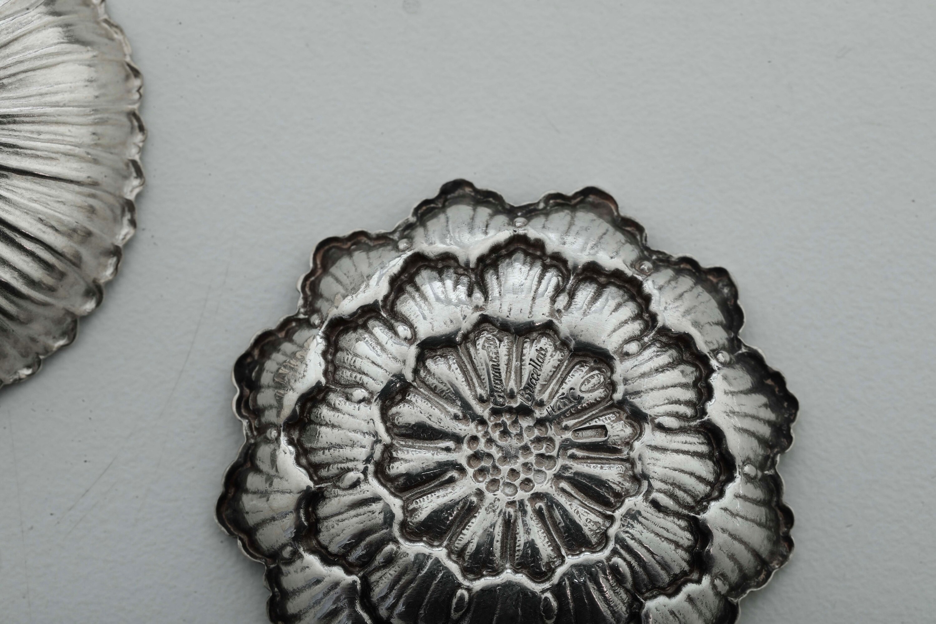 Lotto di sei fiori e tre foglie. Argenteria italiana del XX secolo. Argentiere Calderoni, Bologna...