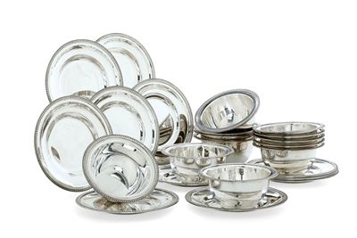 Lotto di Dodici Lavadita e Dodici Piatti da Pane. Argenteria Italiana del XX Secolo, Argentiere C...