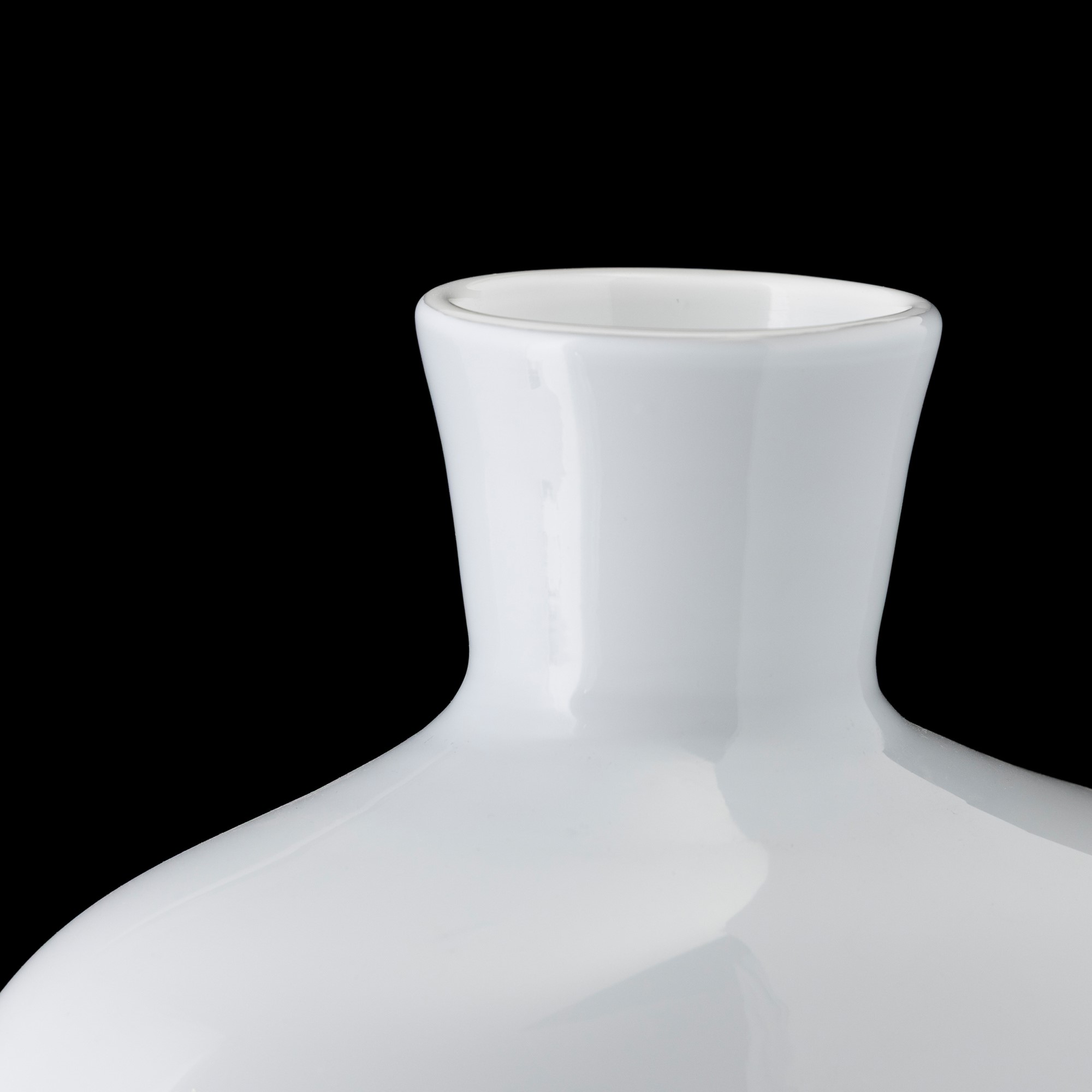 Venini, Vaso a fiasca Murano (1986), vetro soffiato incamiciato lavanda, piede applicato