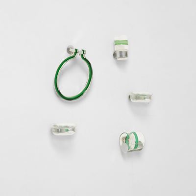 Set da bagno con specchiera in vetro e metallo cromato