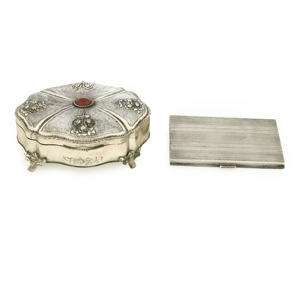 Lotto di una scatola in metallo argentato con pietra cabochon e un portasigarette in argento. Argenteria italiana del XX secolo