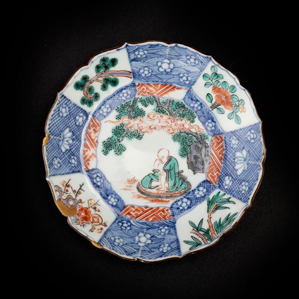 Piatto in porcellana raffigurante Budai con decori a motivi floreali, Cina, Dinastia Qing, XVIII secolo
