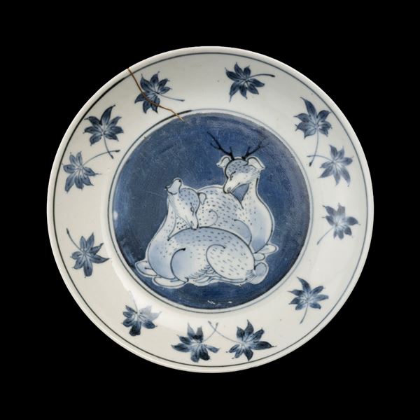 Piatto in porcellana bianca e blu Arita raffigurante cervi, Giappone, XVII secolo