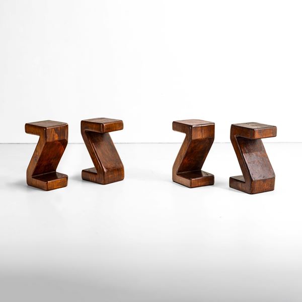 Quattro sgabelli della série Mòveis Denùncia