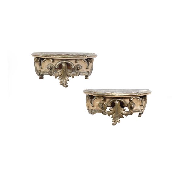 Coppia di mensoline in legno laccato piano in marmo. XX secolo