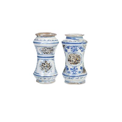 Caltagirone, Coppia di albarelli in maiolica, XVIII secolo