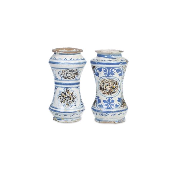 Coppia di albarelli. Caltagirone, XVIII secolo.