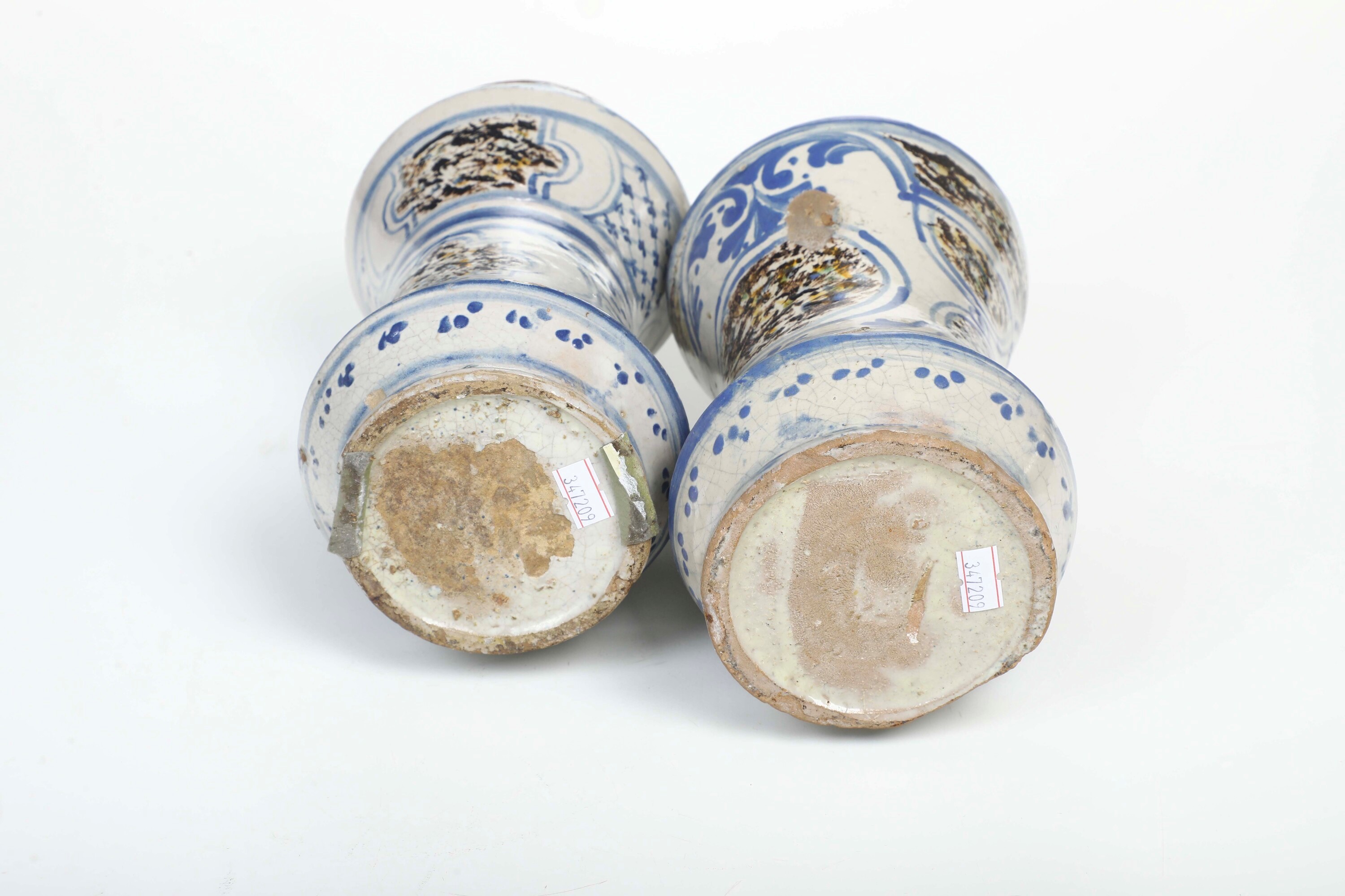 Caltagirone, Coppia di albarelli in maiolica, XVIII secolo