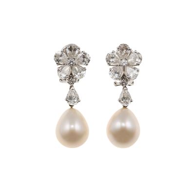 Orecchini, diamanti a taglio goccia e brillante con perle coltivate in oro bianco 750