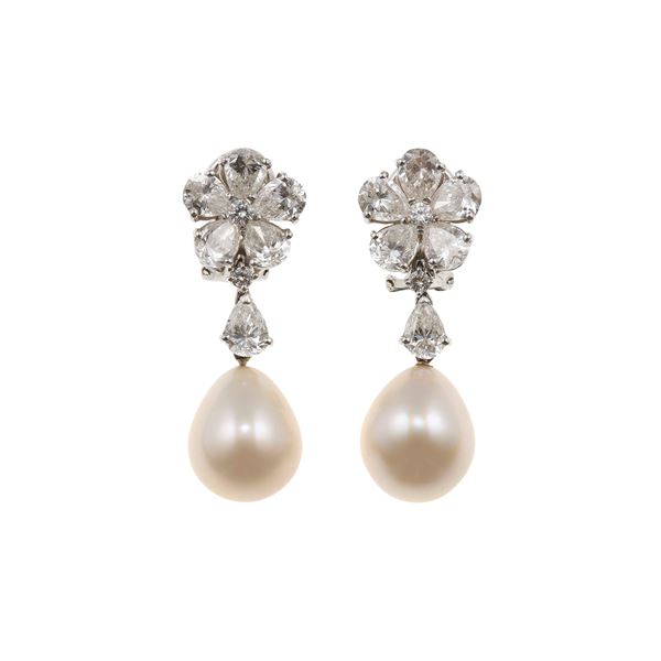 Orecchini con diamanti taglio goccia e brillante per totale ct 3.40 circa e perle coltivate