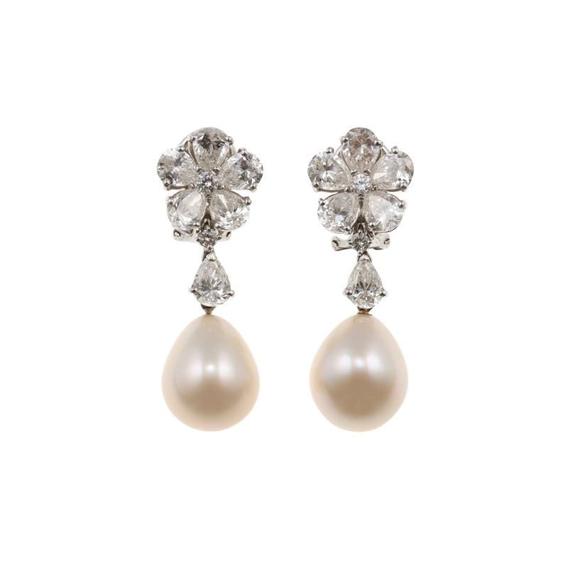 Orecchini con diamanti taglio goccia e brillante per totale ct 3.40 circa e perle coltivate  - Asta Fine Jewellery - Cambi Casa d'Aste
