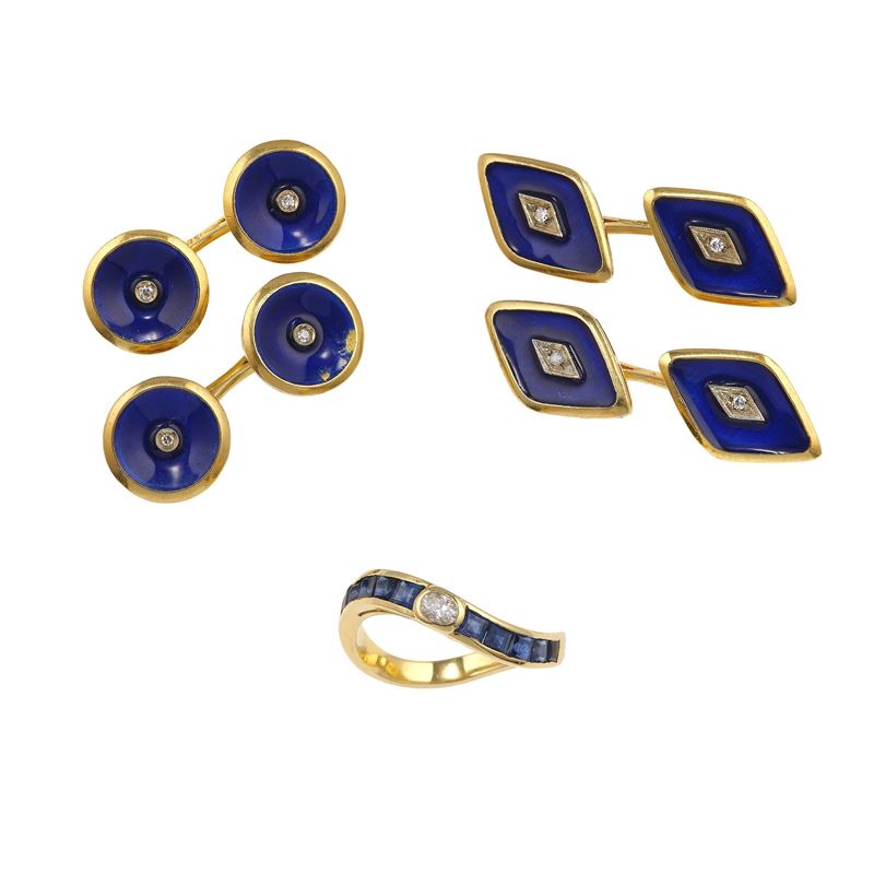 Lotto composto da due paia di bottoni da polso con smalto e piccoli diamanti e un anello con zaffiri e piccoli diamanti  - Asta Gioielli - Cambi Casa d'Aste