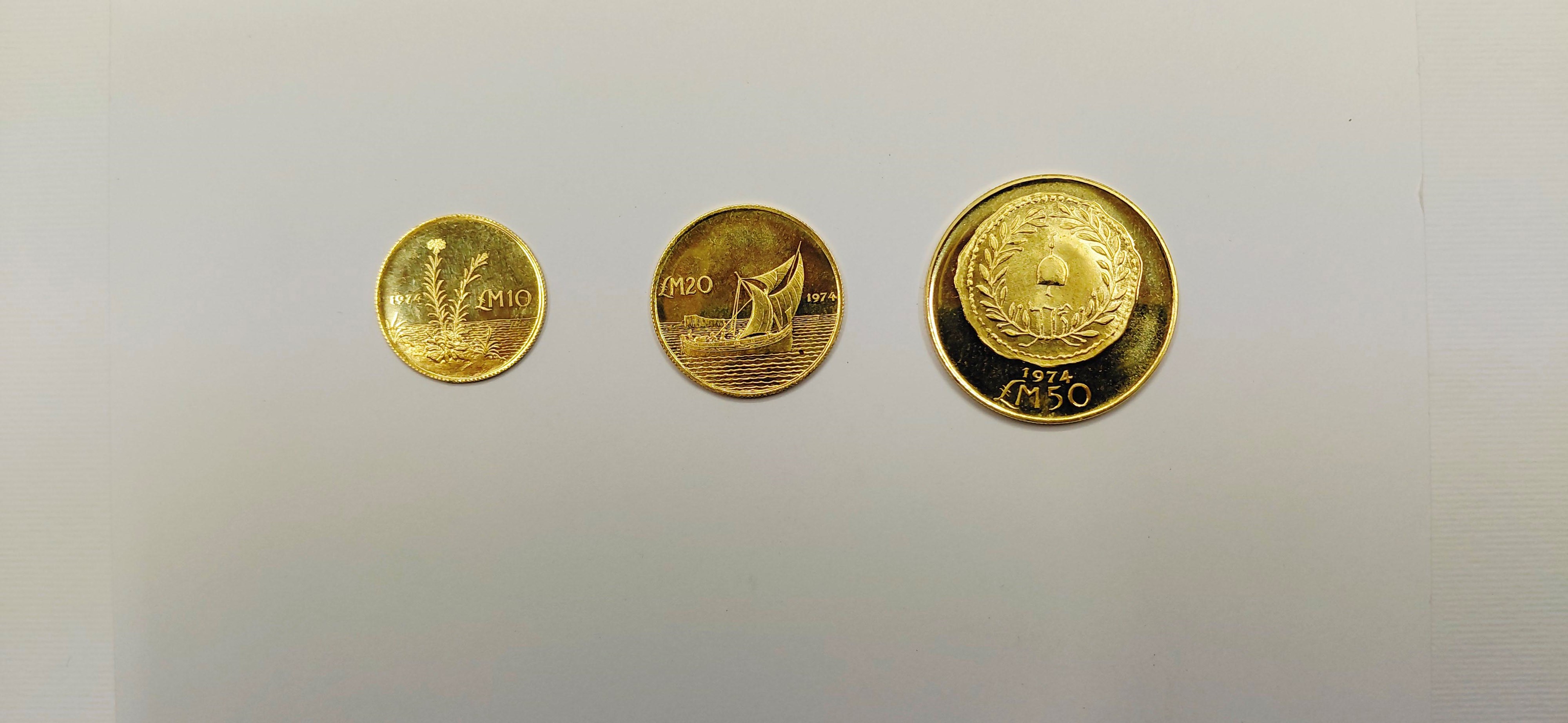 Malta, Lotto di tre monete in oro del 1974: 50 Pounds, 20 Pounds, 10 Pounds