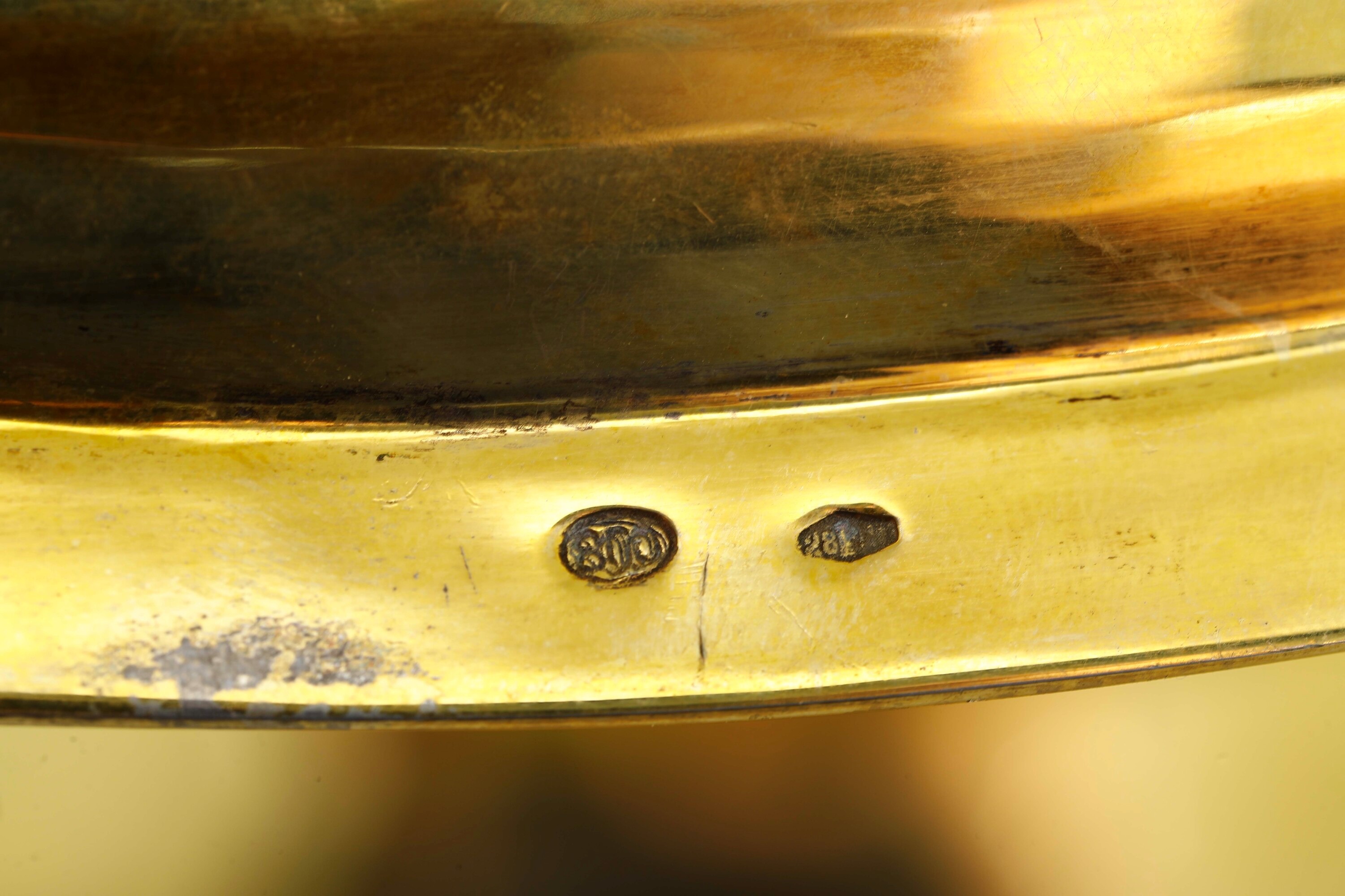 Argentiere S. An Fabbrica Italiana Argenterie, Zuppiera con presentoire in argento dorato, Argent...