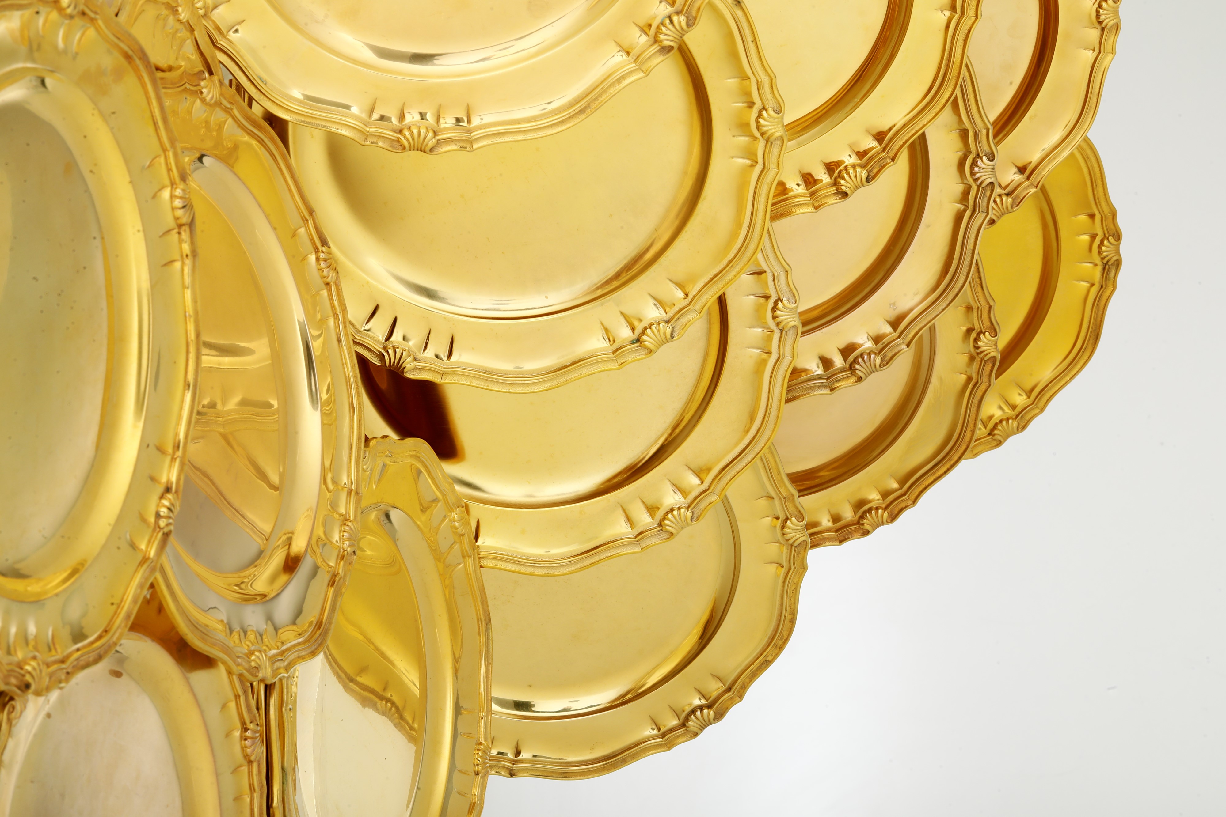 Genazzi per Chiappe, Argenteria milanese del XX secolo: ventiquattro piatti in argento fuso sagom...