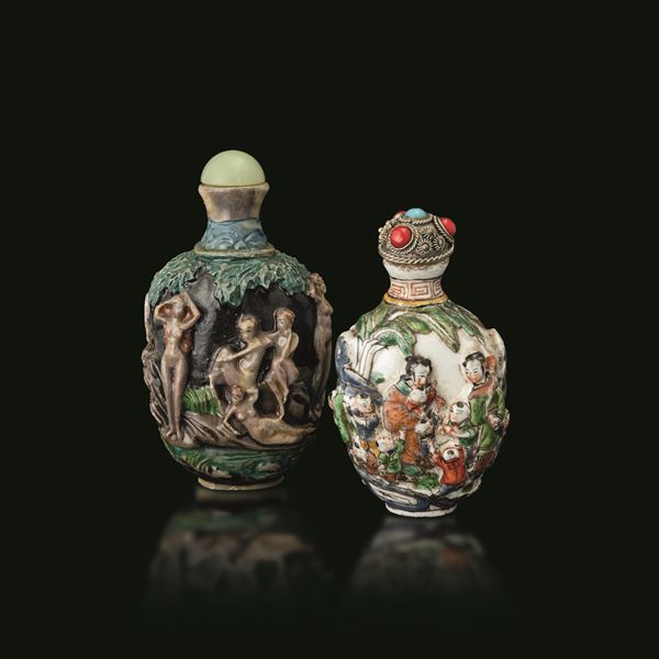 Lotto composto da due snuff bottle in porcellana con scene di vita comune a rilievo, Cina, epoca Daoguang (1821-1850)