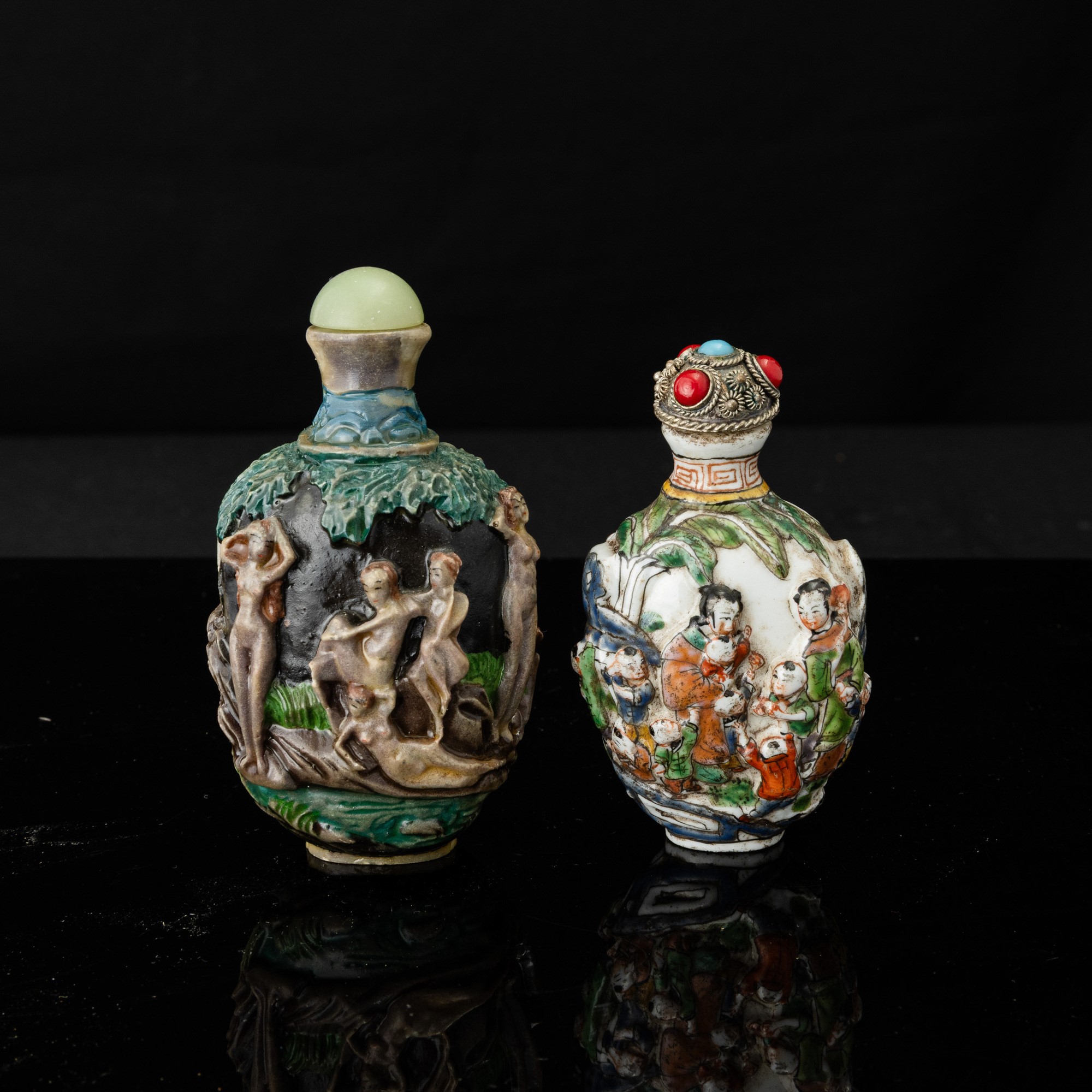 Cina, Due snuff bottle in porcellana con scene di vita comune a rilievo, epoca Daoguang (1821-185...