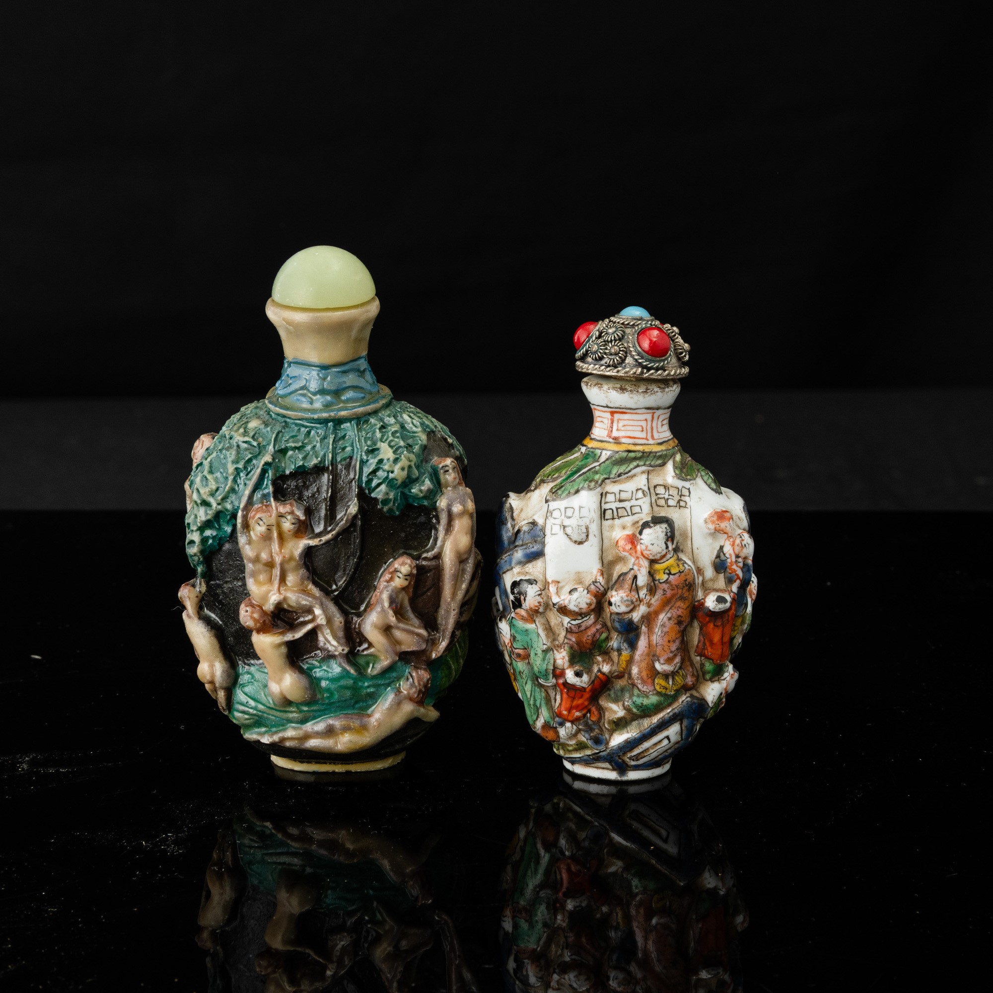 Cina, Due snuff bottle in porcellana con scene di vita comune a rilievo, epoca Daoguang (1821-185...