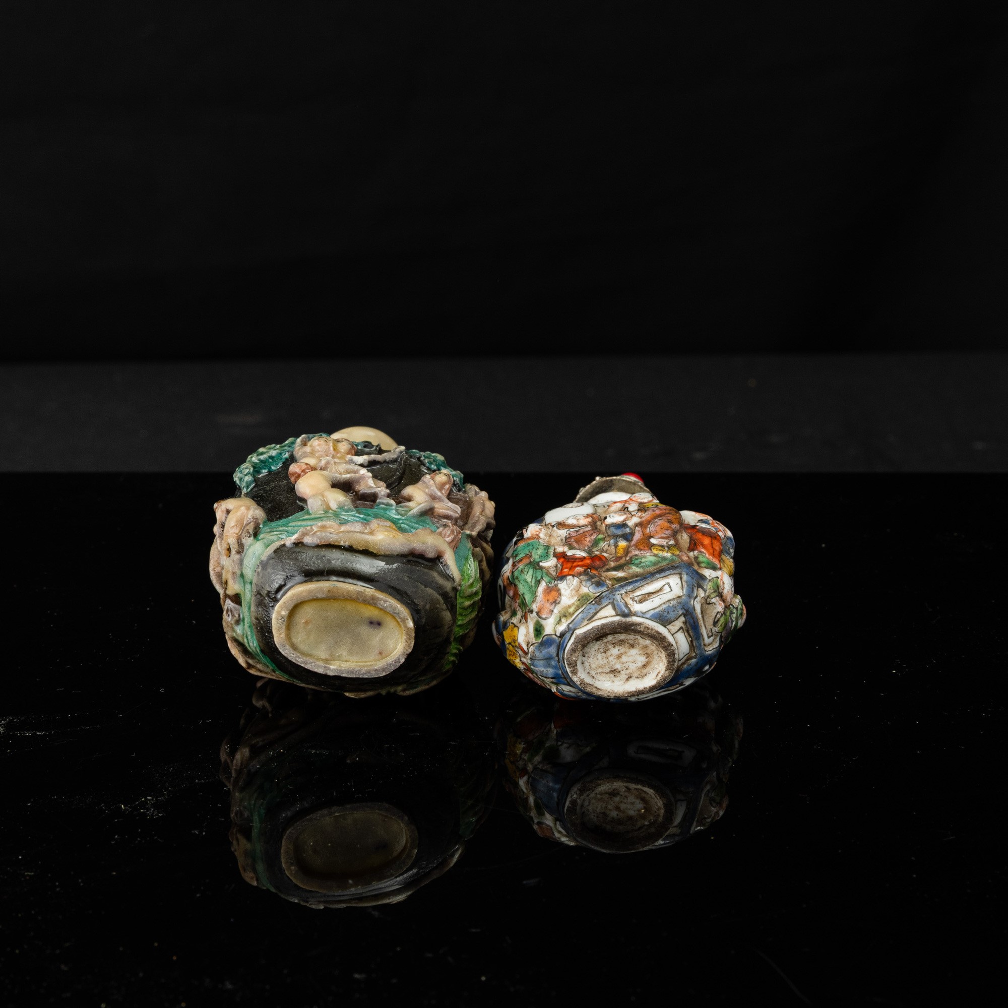 Cina, Due snuff bottle in porcellana con scene di vita comune a rilievo, epoca Daoguang (1821-185...