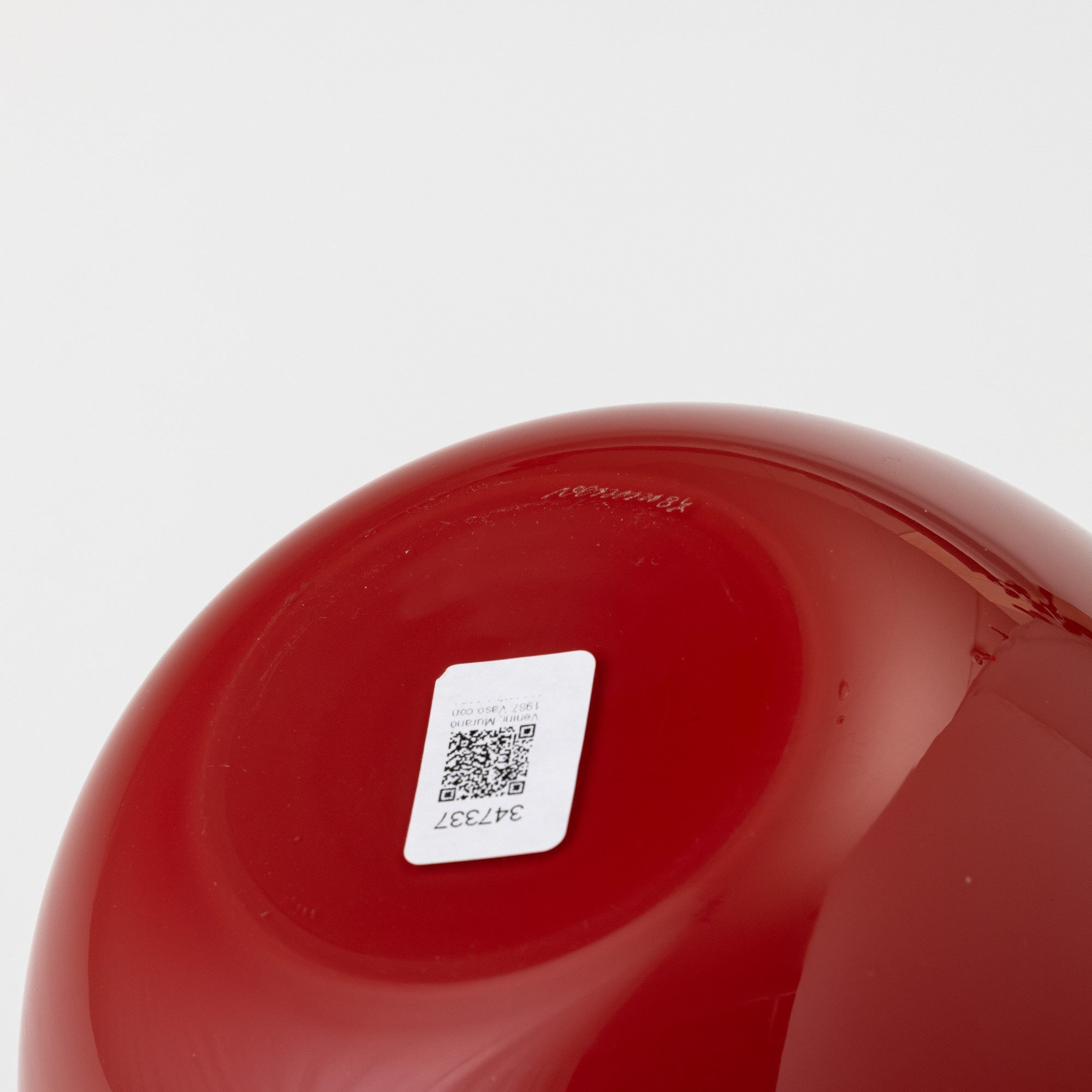 Venini, Vaso con coperchio, vetro opalino rosso (serie Cinesi), Murano 1987